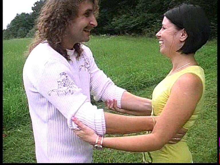 Denny Schönemann und Blanka Švestáková lachen während einer Drehpause