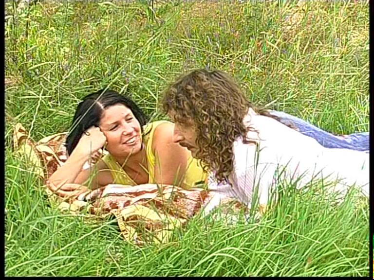 Denny Schönemann und Blanka Švestáková bei einer ruhigen Filmszene im Gras