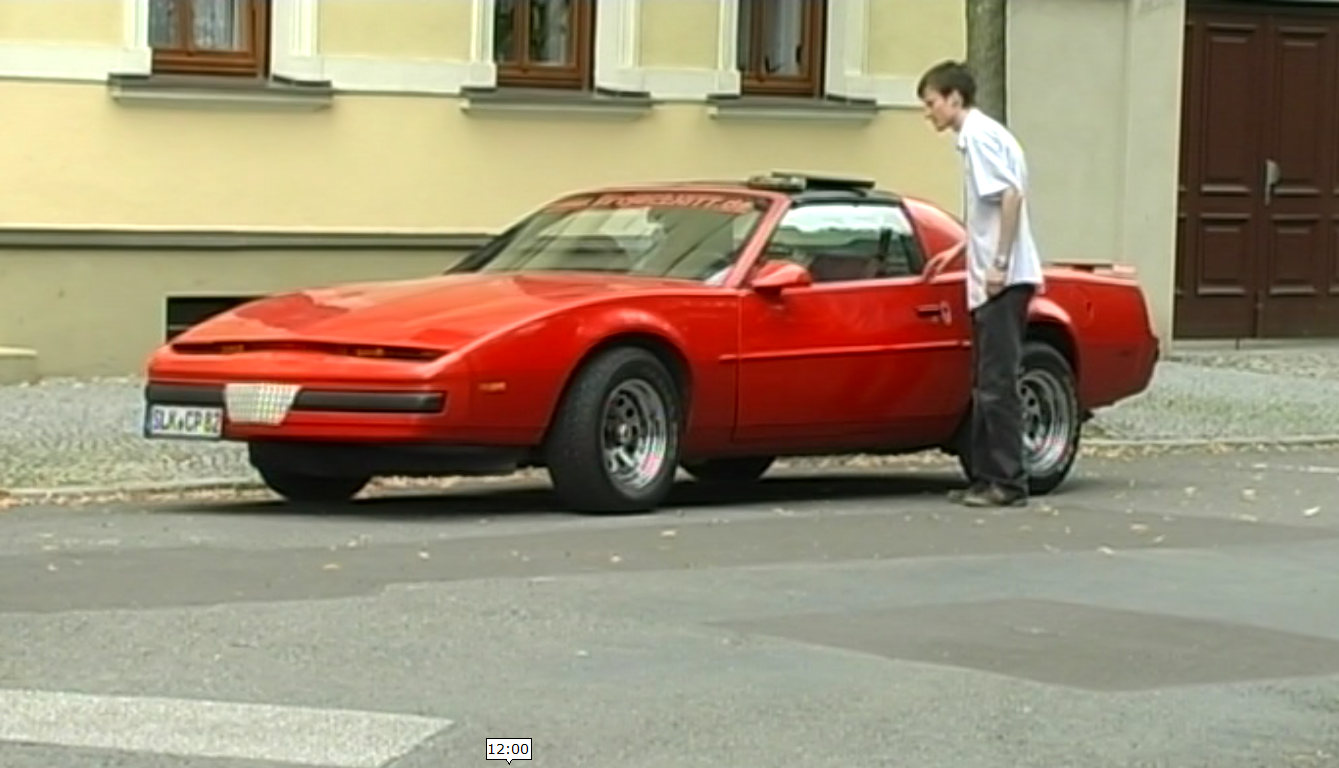 Straßenszene mit dem roten Pontiac