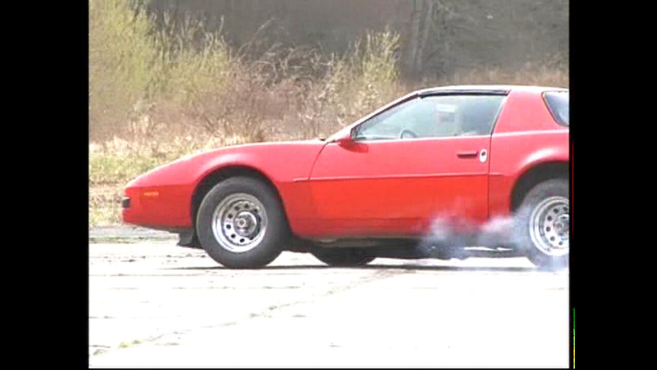Dynamische Fahrszene mit dem Pontiac