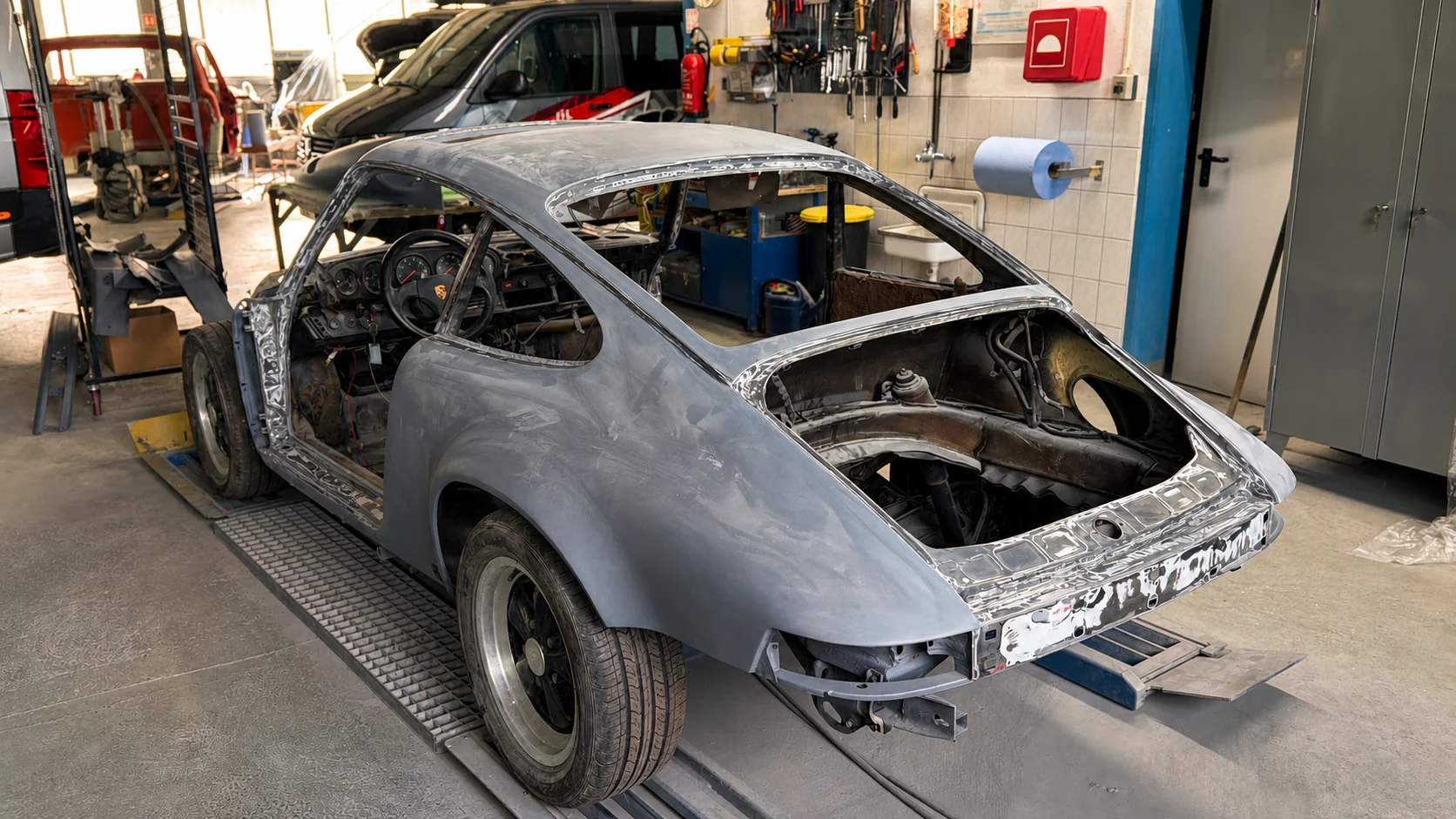 Porsche-Karosserie während einer aufwendigen Restaurierung
