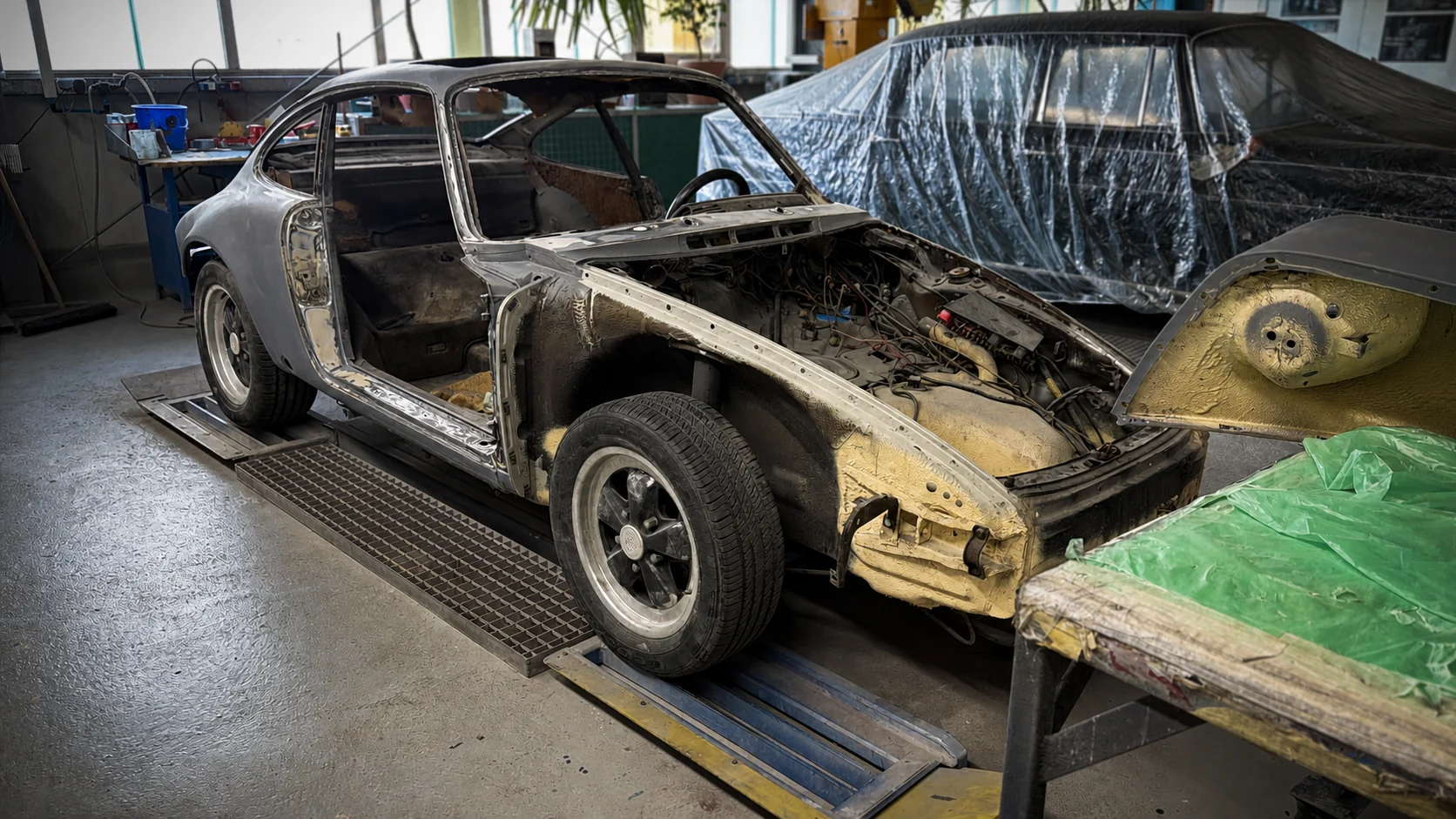 Freigelegte Porsche-Karosserie während der Vorbereitung