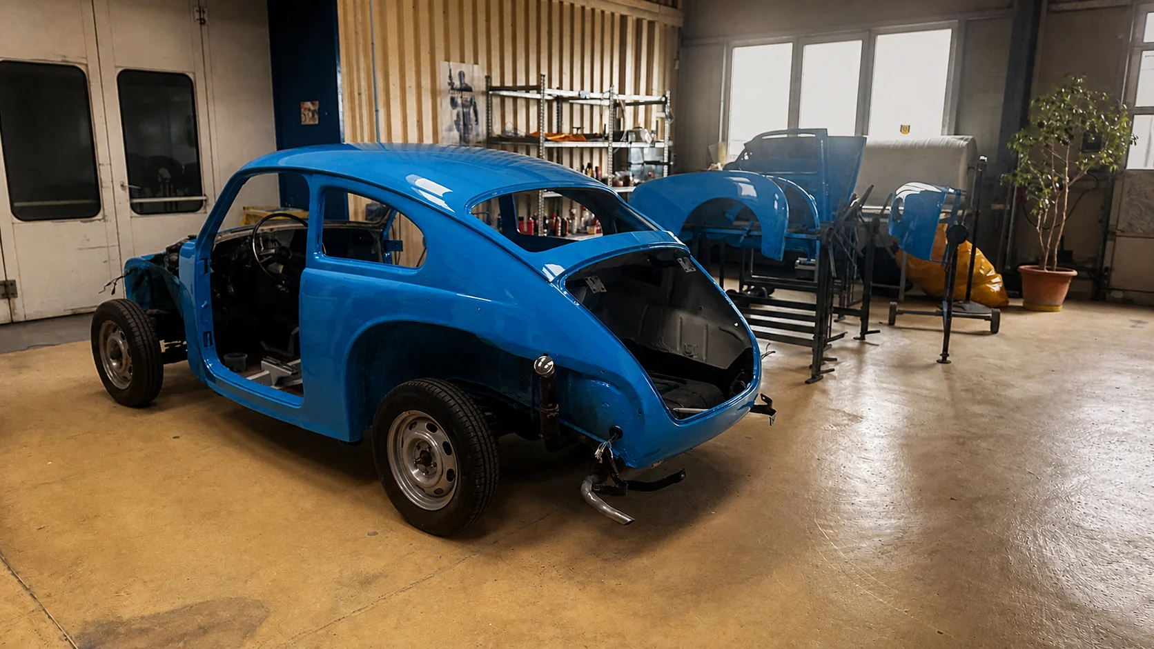 Blau lackierter Volvo-Klassiker während des Wiederaufbaus