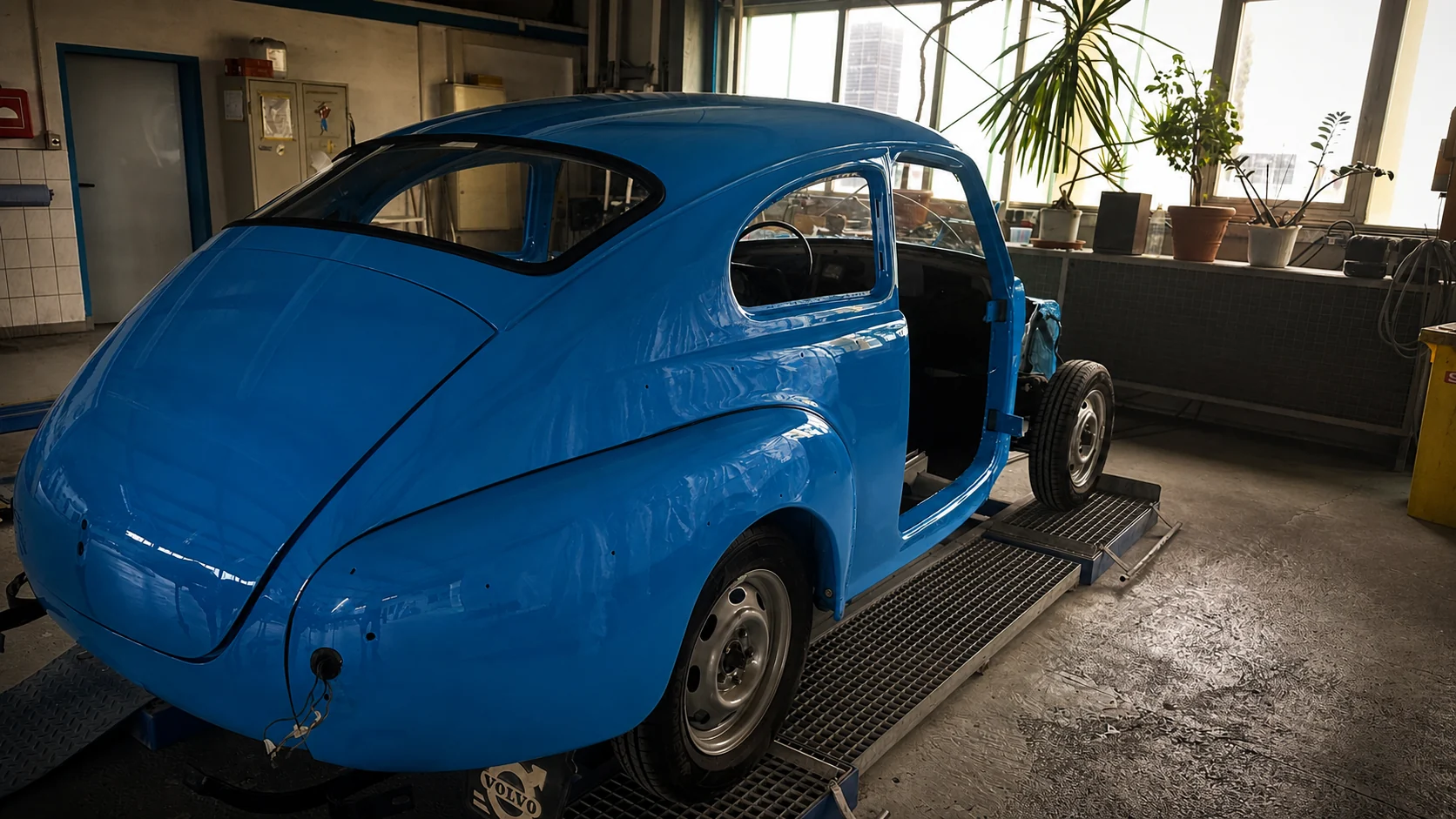 Heckansicht eines frisch blau lackierten Volvo-Klassikers