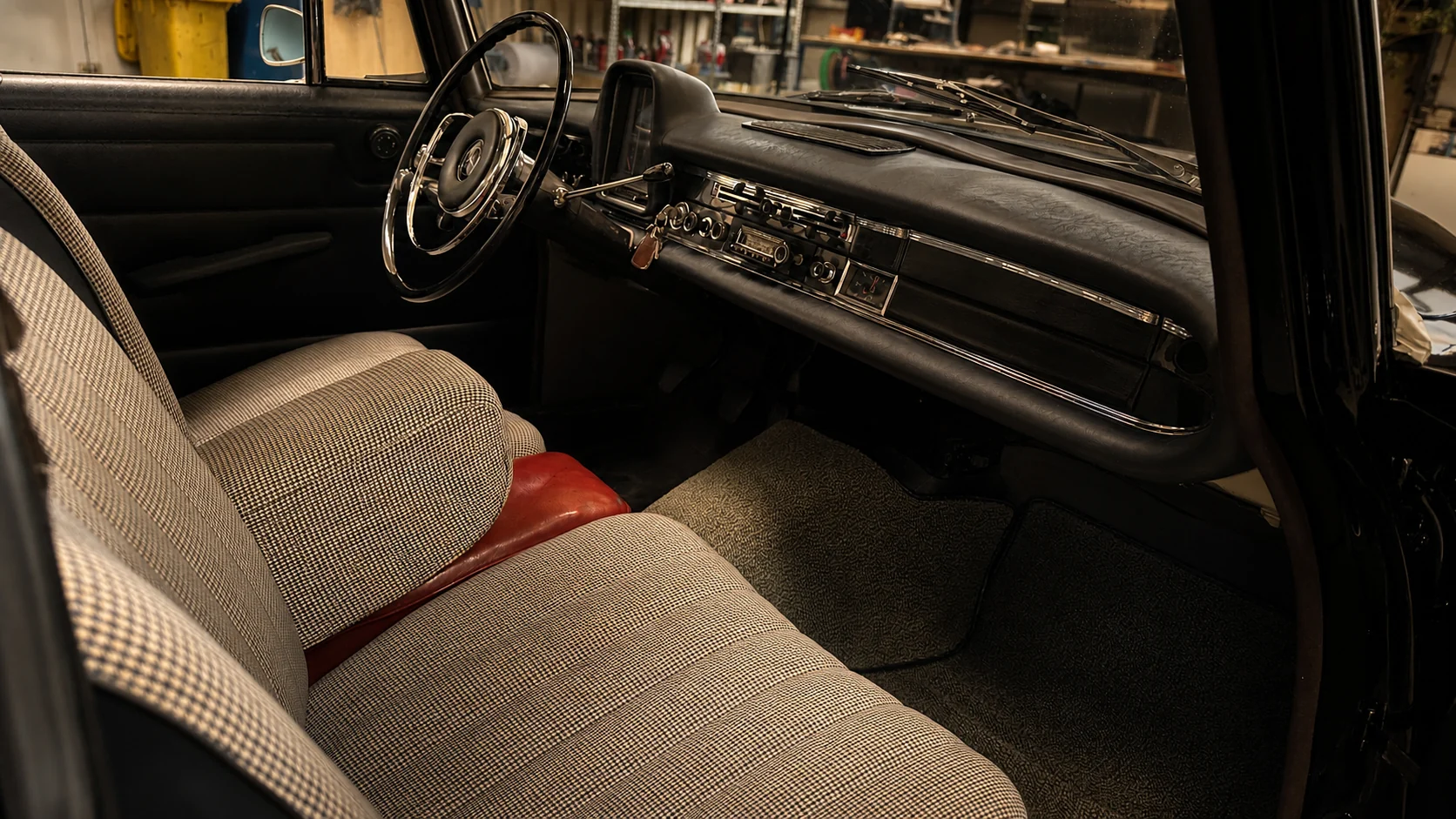 Restaurierter Innenraum eines schwarzen Mercedes-Klassikers